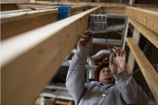Labor Shortages Trip Up Big Builders